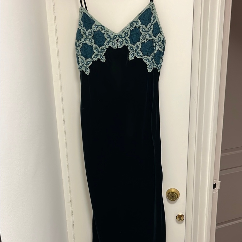 Elegant Green Dress with Teal Lace Detail
